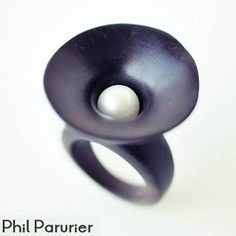 Phil Paturier : Bague en ébène du Gabon et perle de culture d'eau douce